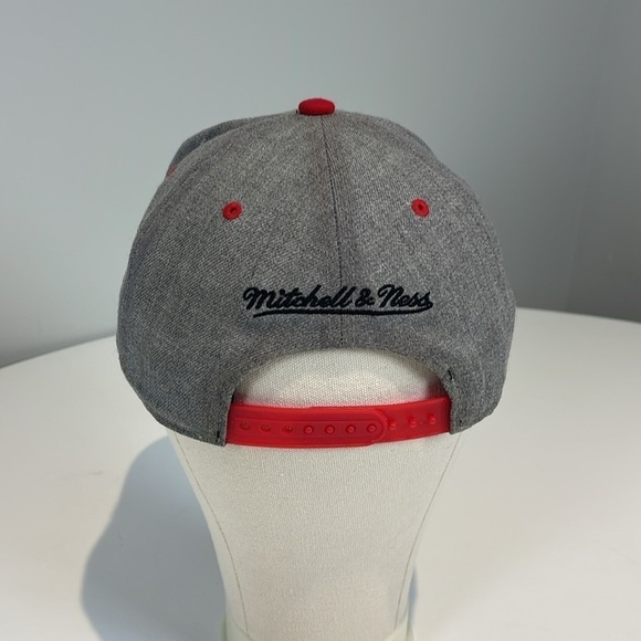 Mitchell & Ness Snap Back Chicago Bulls NBA Hat - Picture 3 of 8